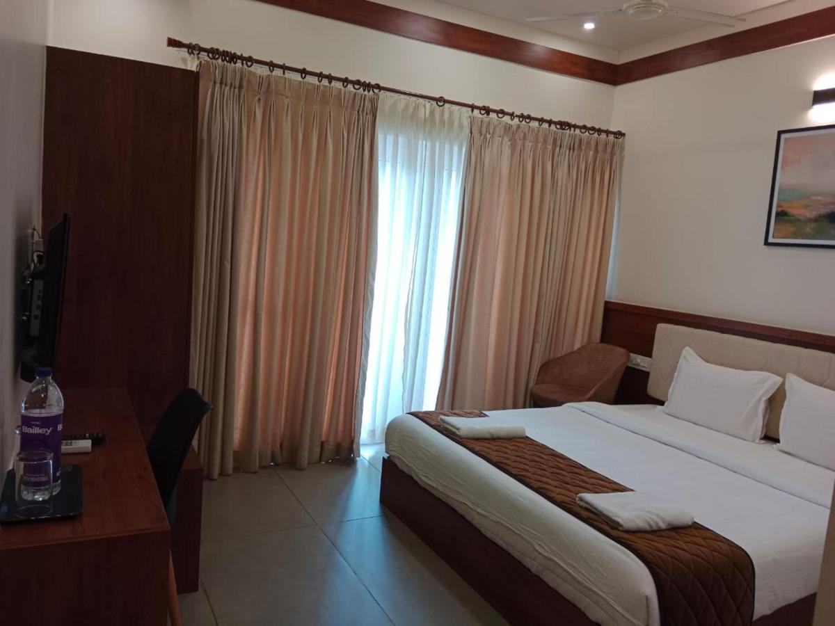 Royalton Residency Hotel Mundakāyam Екстериор снимка